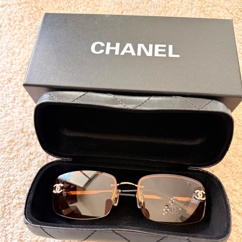 Vintage Sunglasses with Case - Picture 5 of 5